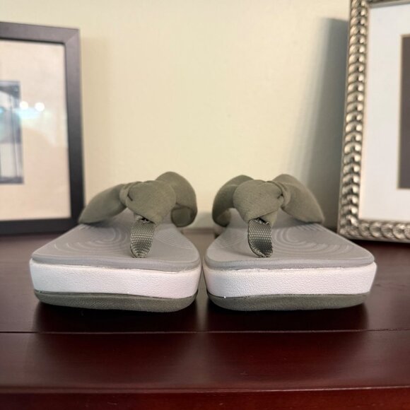 Clarks Cloudsteppers Knotted Strap Olive Green Flip-Flops Sz 11 NWOB - Picture 3 of 9